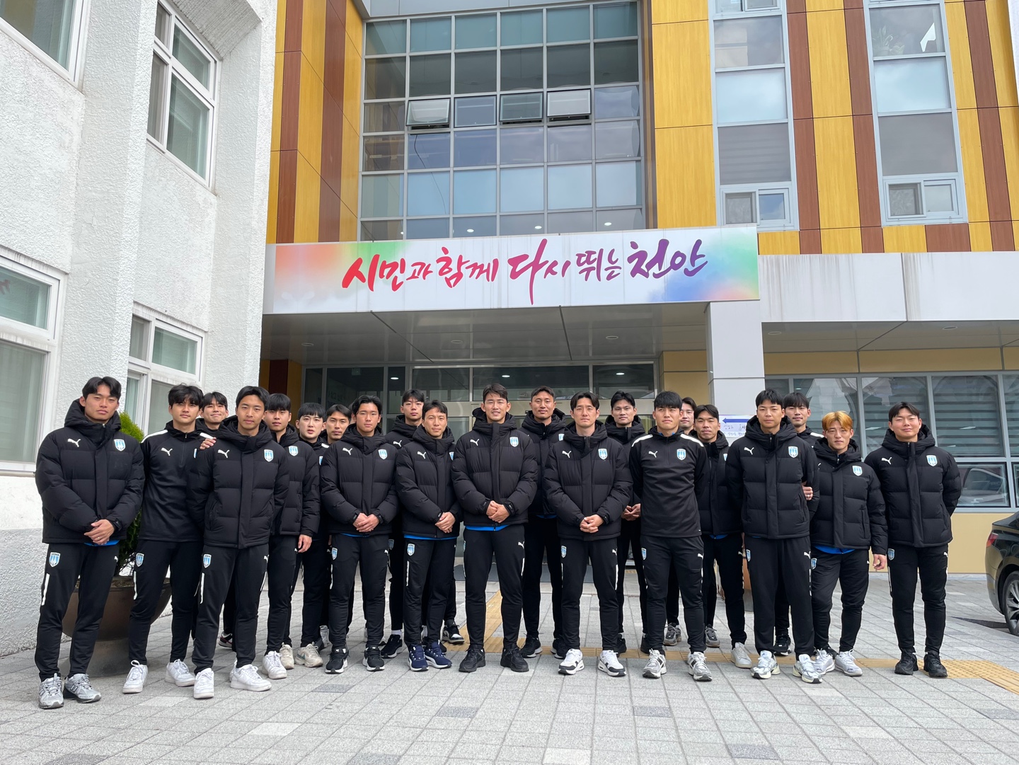 사진1_천안시티FC, 제22대 국회의원선거 사전투표 참여... ‘소중한 한 표 행사’.jpg