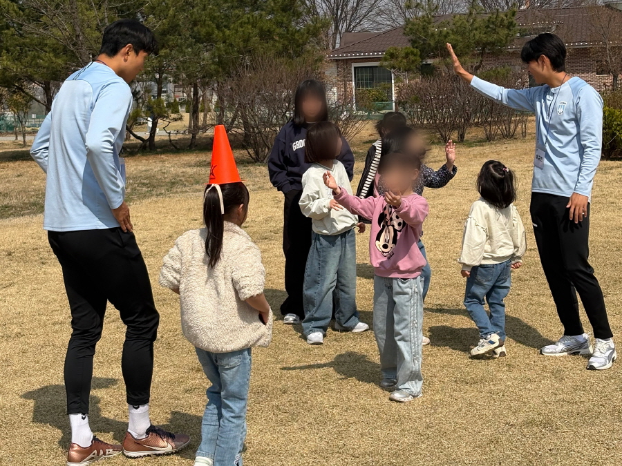 ‘치료도 같이, 봉사도 같이’ 천안시티FC, 나은필병원과 함께 아이들 웃음 만들다_사진2.jpg