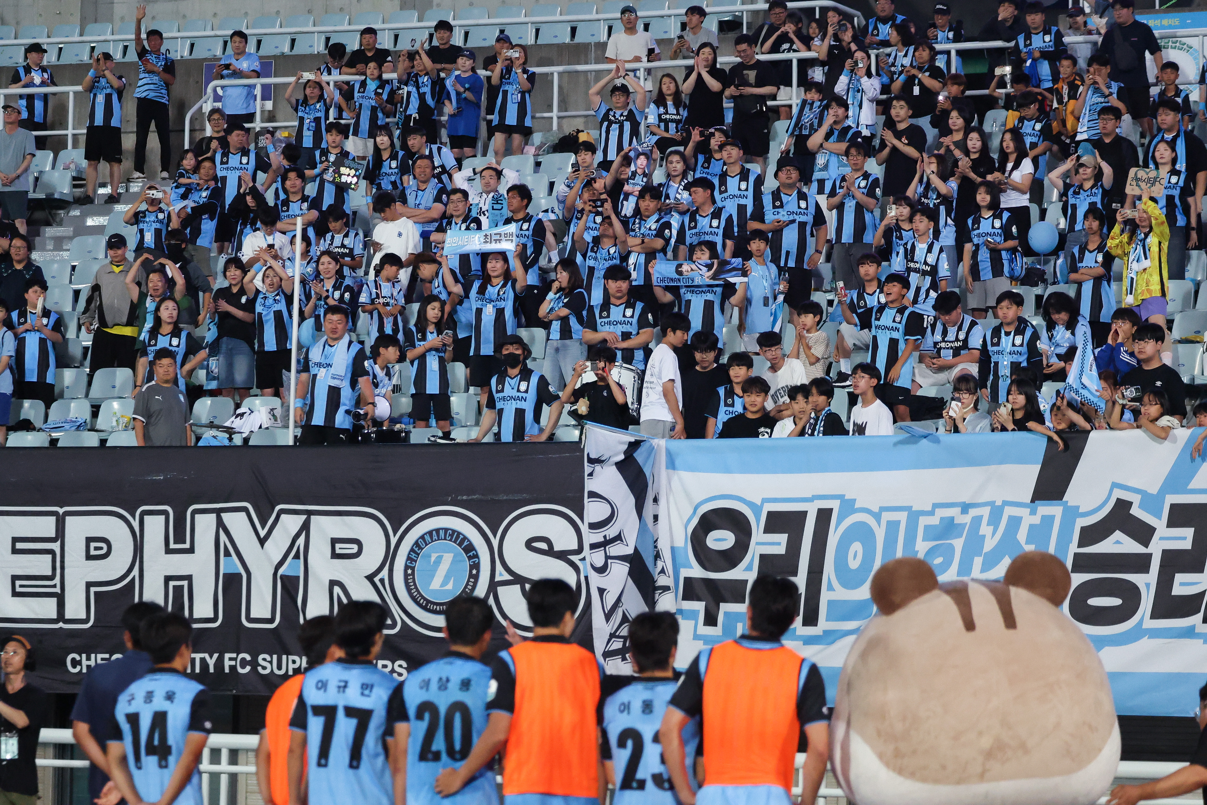퇴근 후엔 축구 보러! 천안시티FC, 김해와 프로 첫 격돌_사진2.jpg