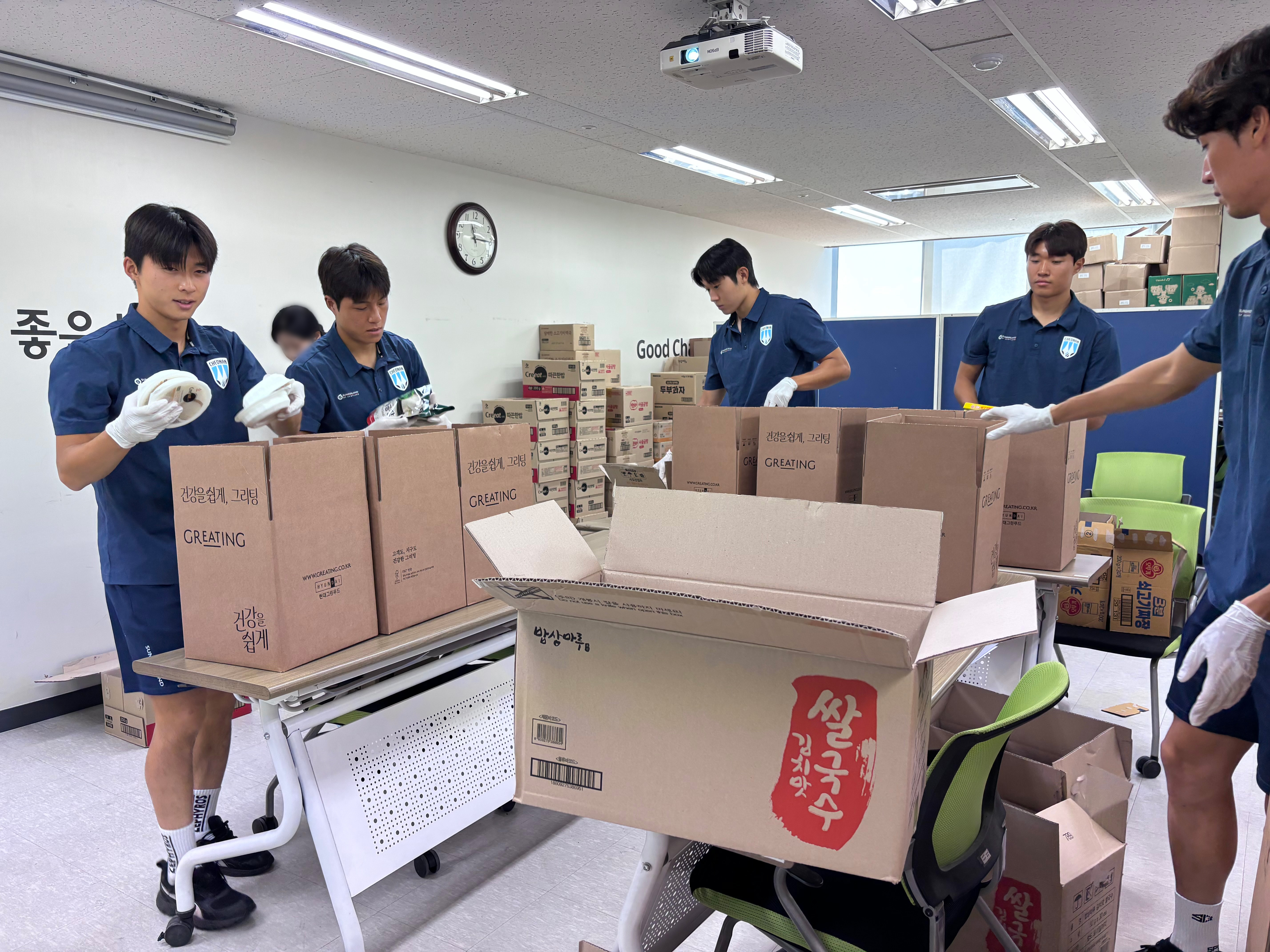 2년째 이어진 따뜻한 동행…천안시티FC, 굿네이버스와 방학 중 식사지원사업 진행!_사진2.jpg