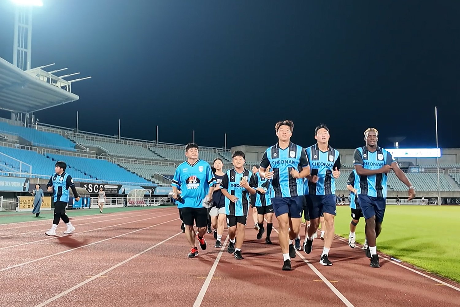 8.15km에 담은 광복의 의미… 천안시티FC, 시민과 함께한 ‘천안시티런’ 성료_사진1.jpg