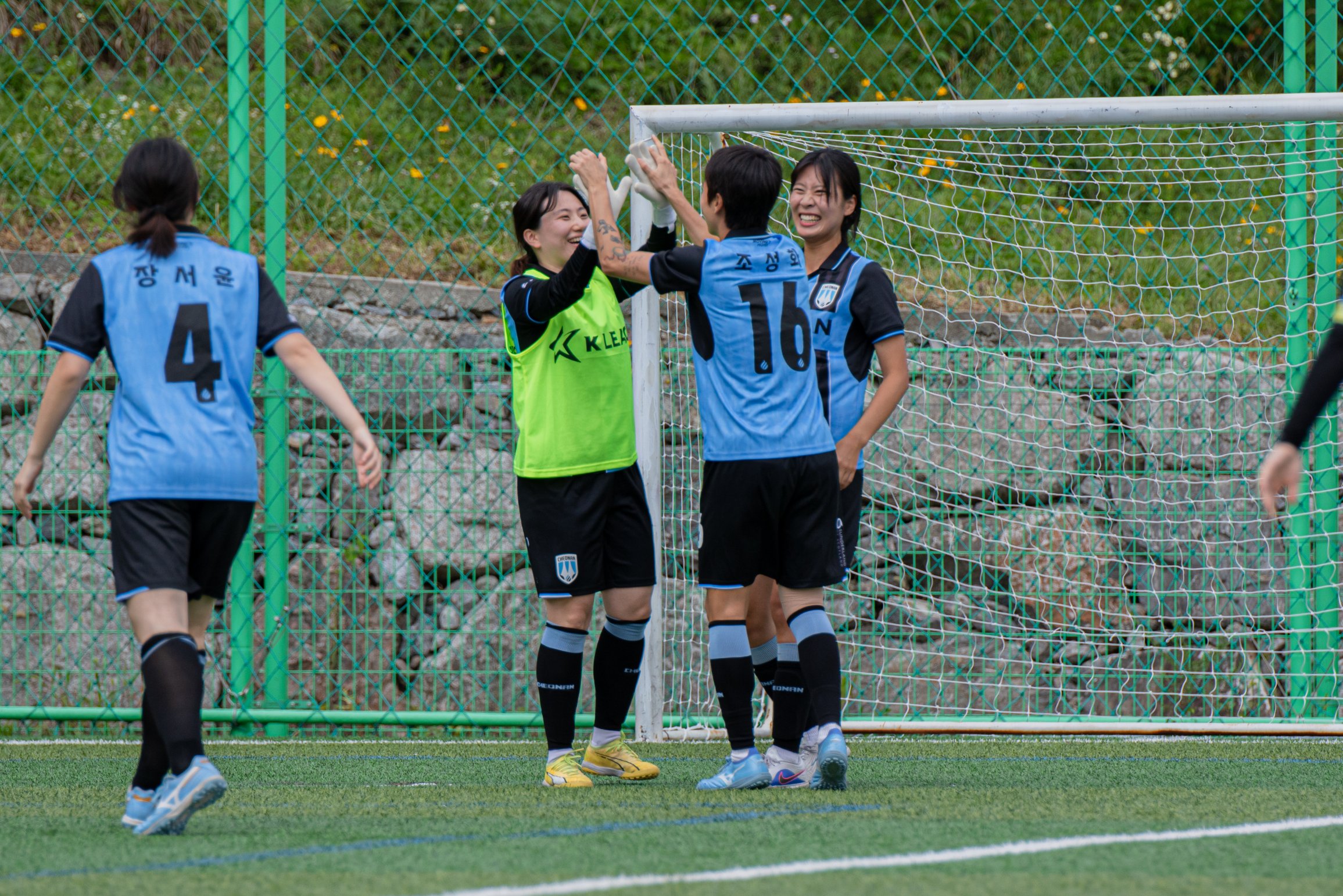 득점 후 함께 기쁨을 나누는 천안시티FC 위민 선수들.jpg