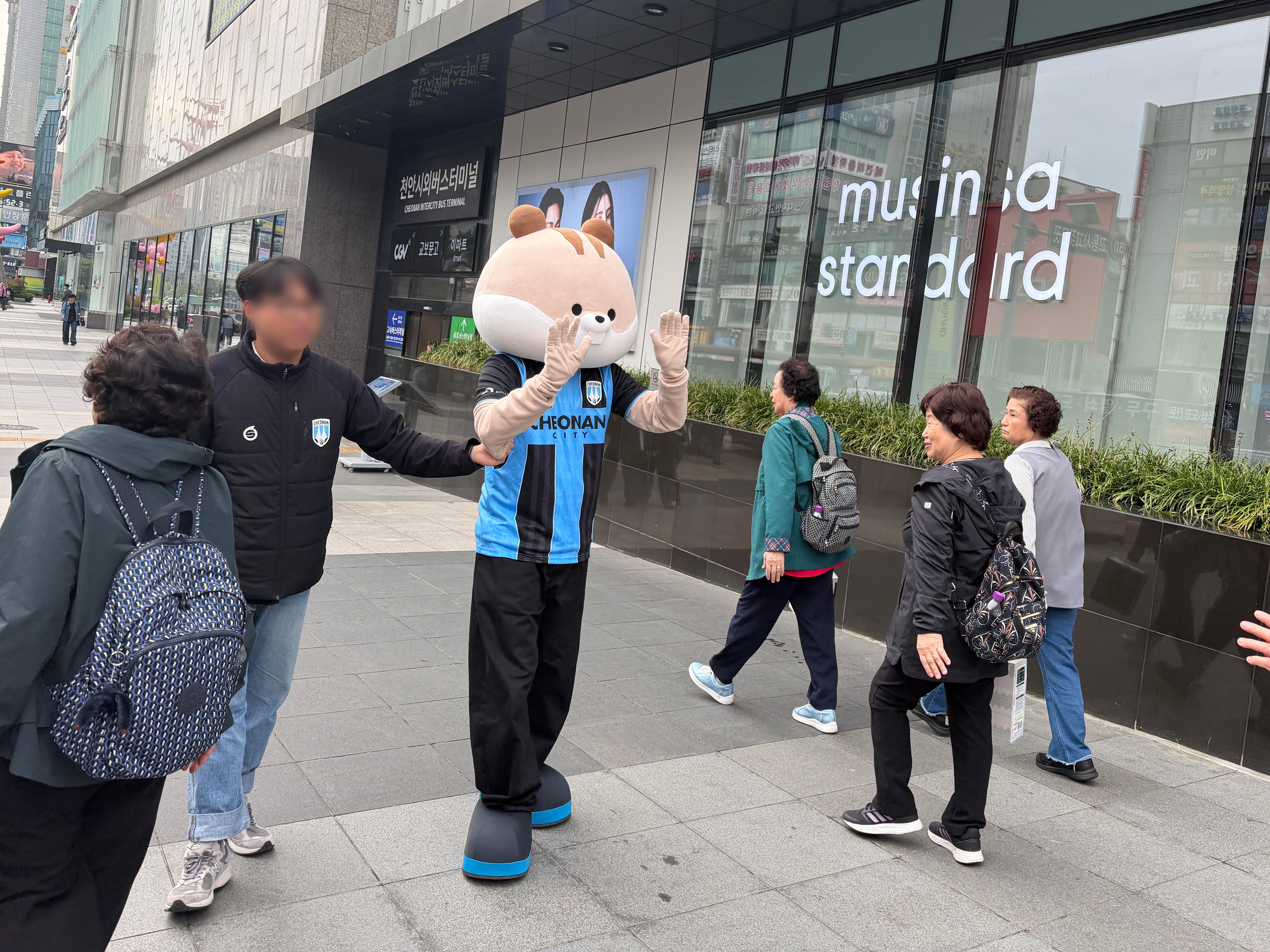 천안시티FC, 안산전 앞두고 신부동 거리 홍보 나서… 시민들과 소통_사진2.jpg