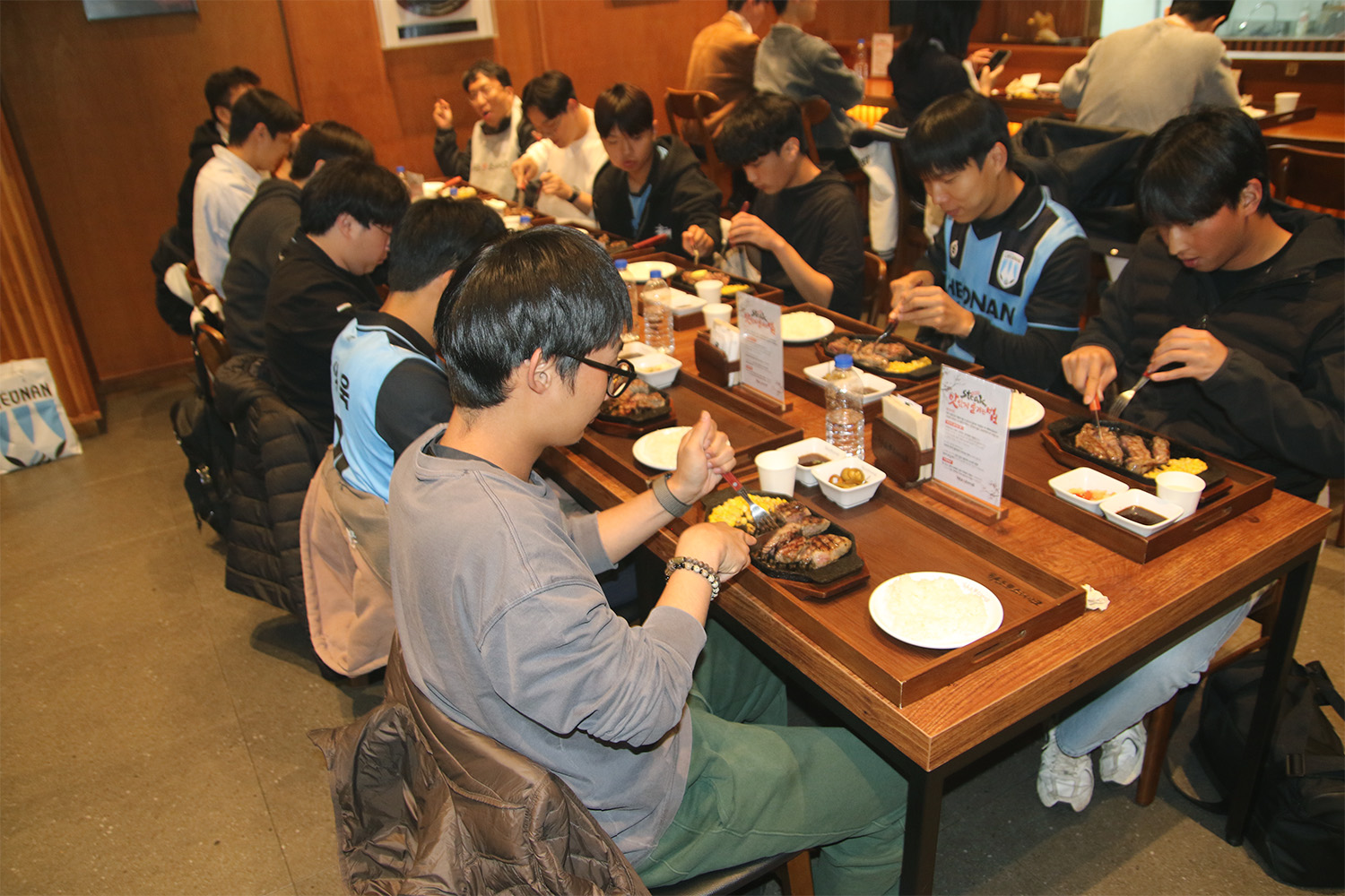 천안시티FC 천안패밀리 ‘마초스테이크 천안아산점’ 통합축구 선수단 위한 특별한 식사 지원_사진3.jpg