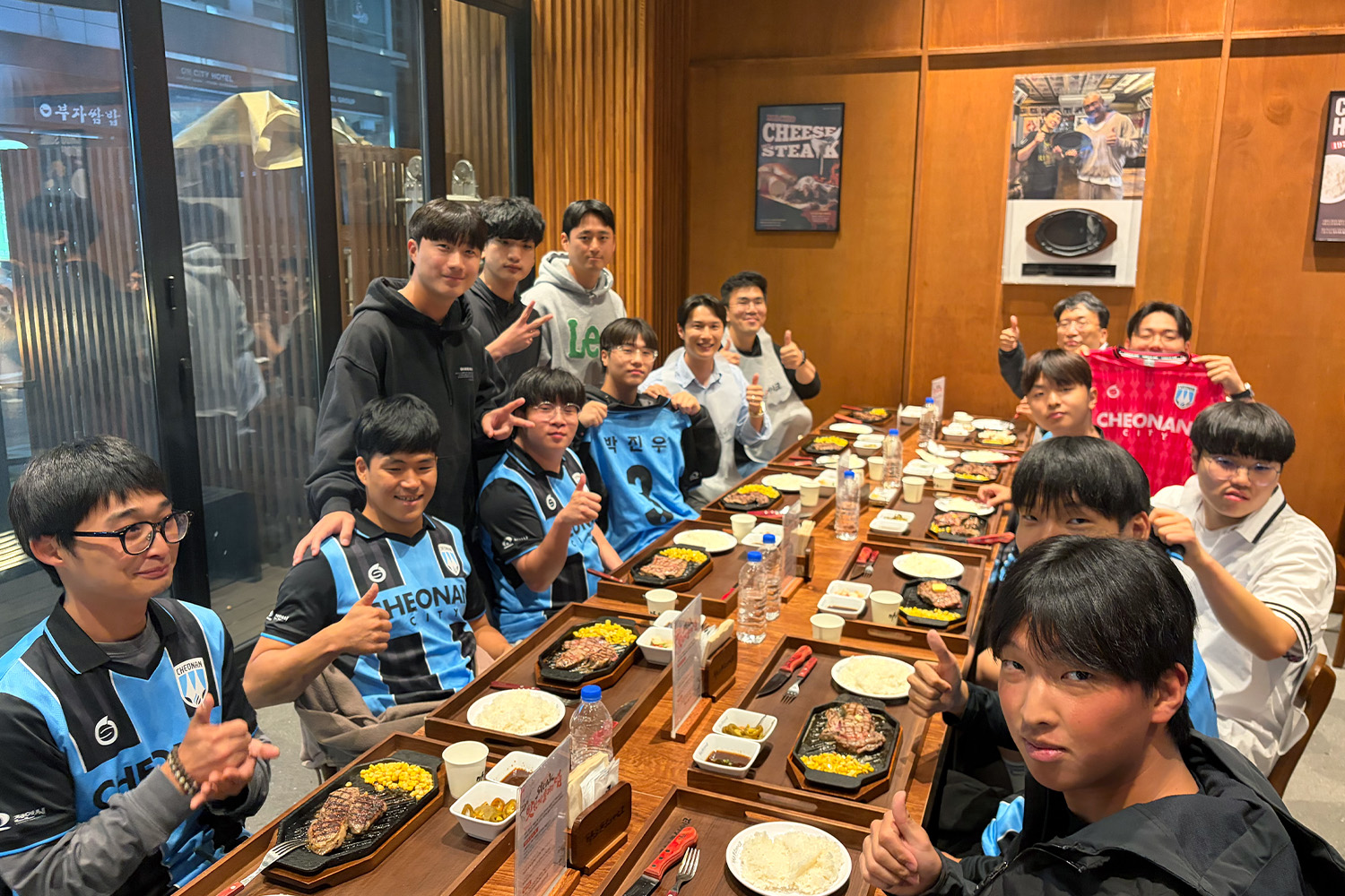 천안시티FC 천안패밀리 ‘마초스테이크 천안아산점’ 통합축구 선수단 위한 특별한 식사 지원_사진2.jpg